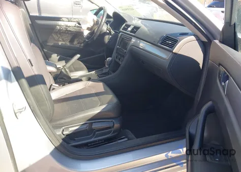 2015 Volkswagen Passat 1.8T Limited Edition z USA, uszkodzony, nr VIN 1VWAS7A39FC080256